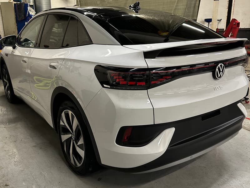 Den samme hvide VW ID efter vask, set bagfra